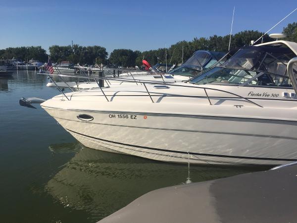 2005 Rinker 300 Fiesta Vee