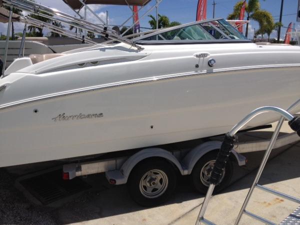 2015 Hurricane SunDeck 2400 OB