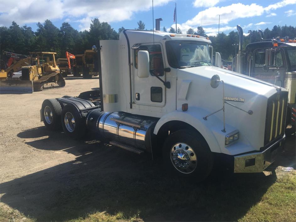 2011 Kenworth T800  Conventional - Day Cab