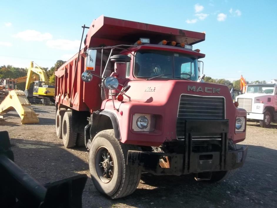 1989 Mack Dm690s  Dump Truck