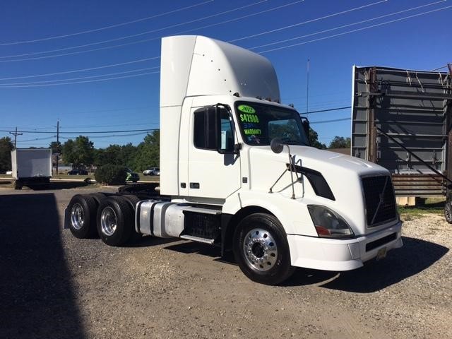 2012 Volvo Vnl  Conventional - Day Cab