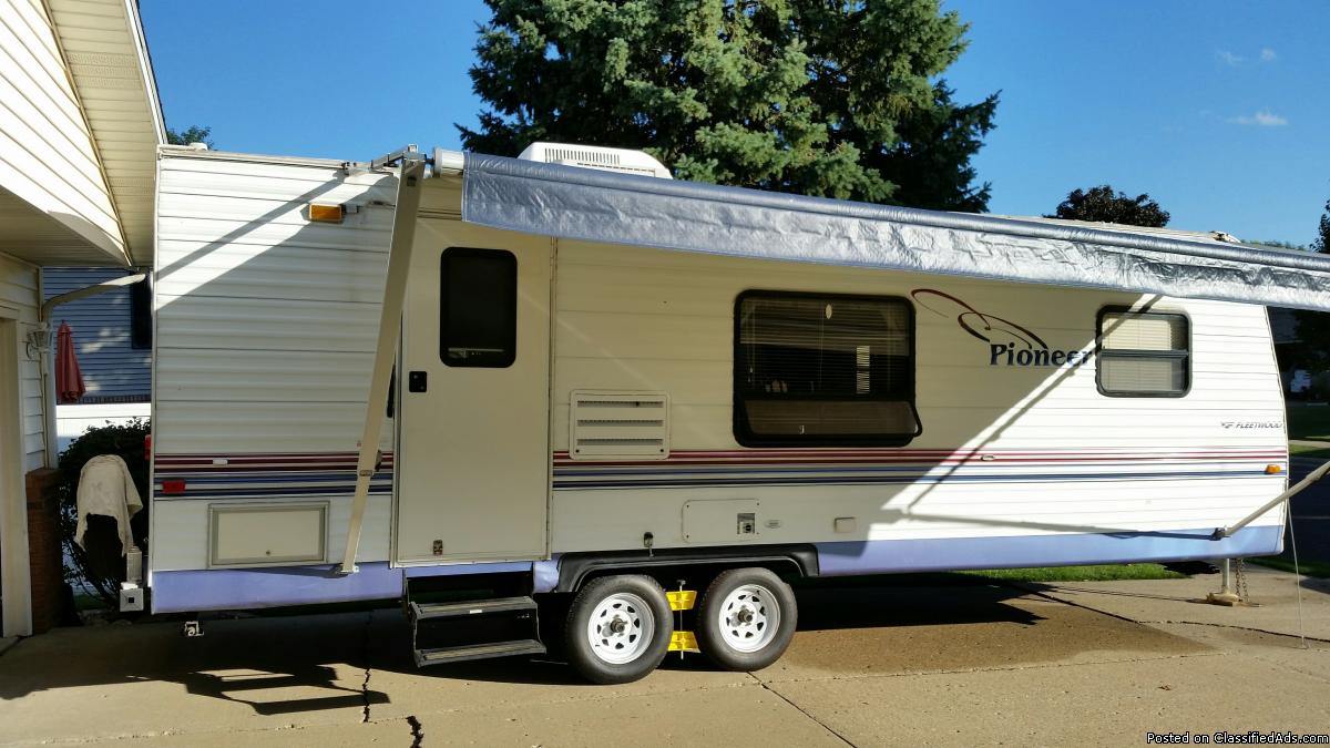2005 22 ft Pioneer by Fleetwood camper for sale