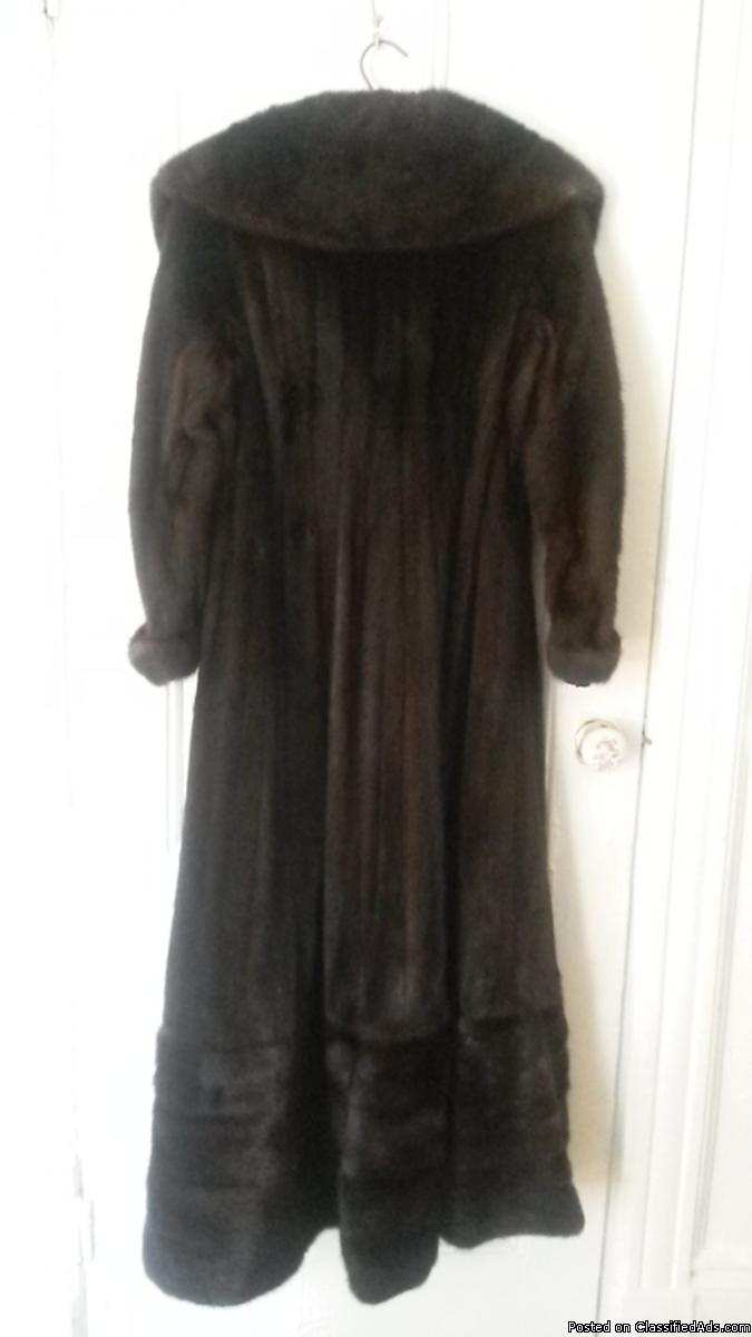 VINTAGE FULL LENGTH MINK COAT WITH ZIP-OFF BOTTOM IN VERY GOOD CONDITION, 1