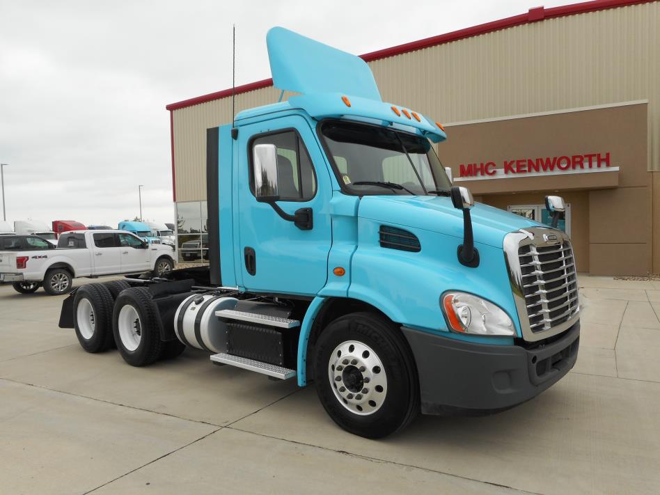 2013 Freightliner Ca11364dc  Conventional - Day Cab