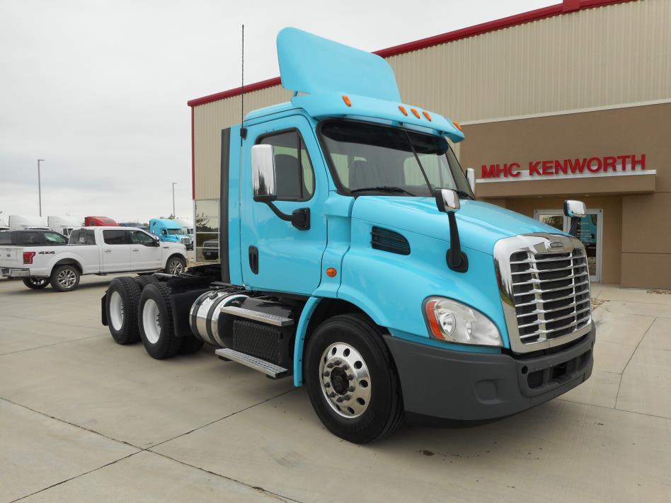 2013 Freightliner Ca11364dc  Conventional - Day Cab