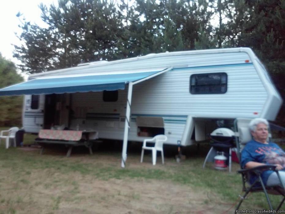 1998 Jayco 5th wheel 32 ft camper with slideout
