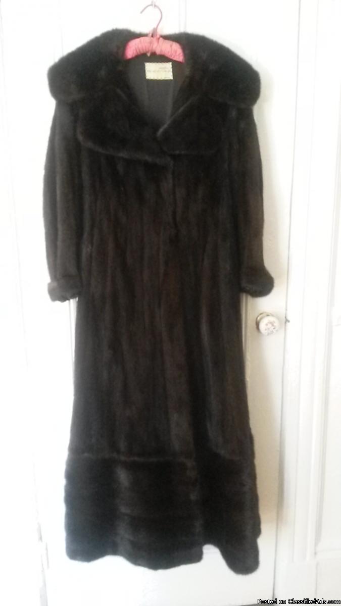 VINTAGE FULL LENGTH MINK COAT WITH ZIP-OFF BOTTOM IN VERY GOOD CONDITION, 0