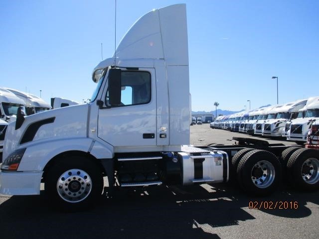 2014 Volvo Vnl  Conventional - Day Cab