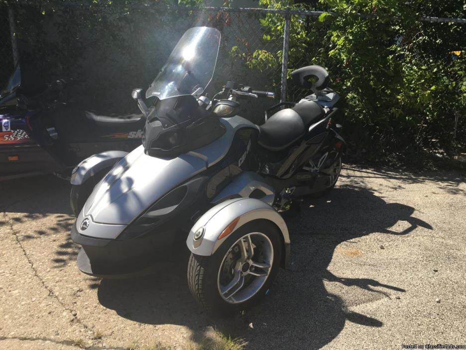 NICE 2008 Can-Am Spyder GS Roadster SM5 in Silver & Black - $7499